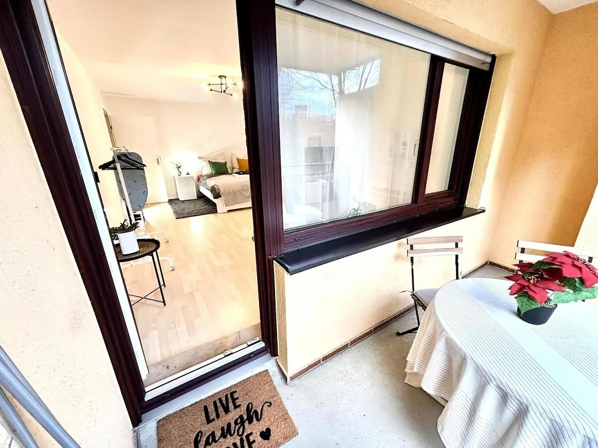 Apartment With 2 Balconies In נירנברג